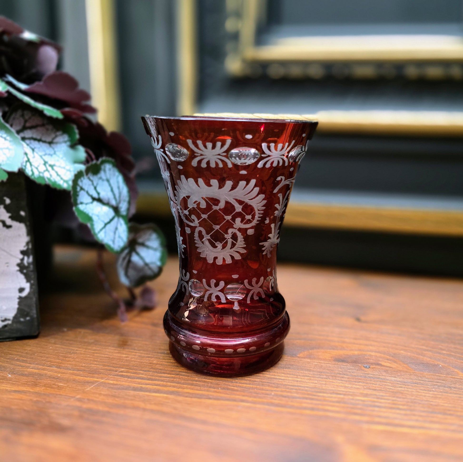 Kleine, rubinrote Kristallglas-Vase von Egermann aus den 1950ern – handgeschliffen, stilvoll und selten. Böhmisches Original im guten Vintagezustand.