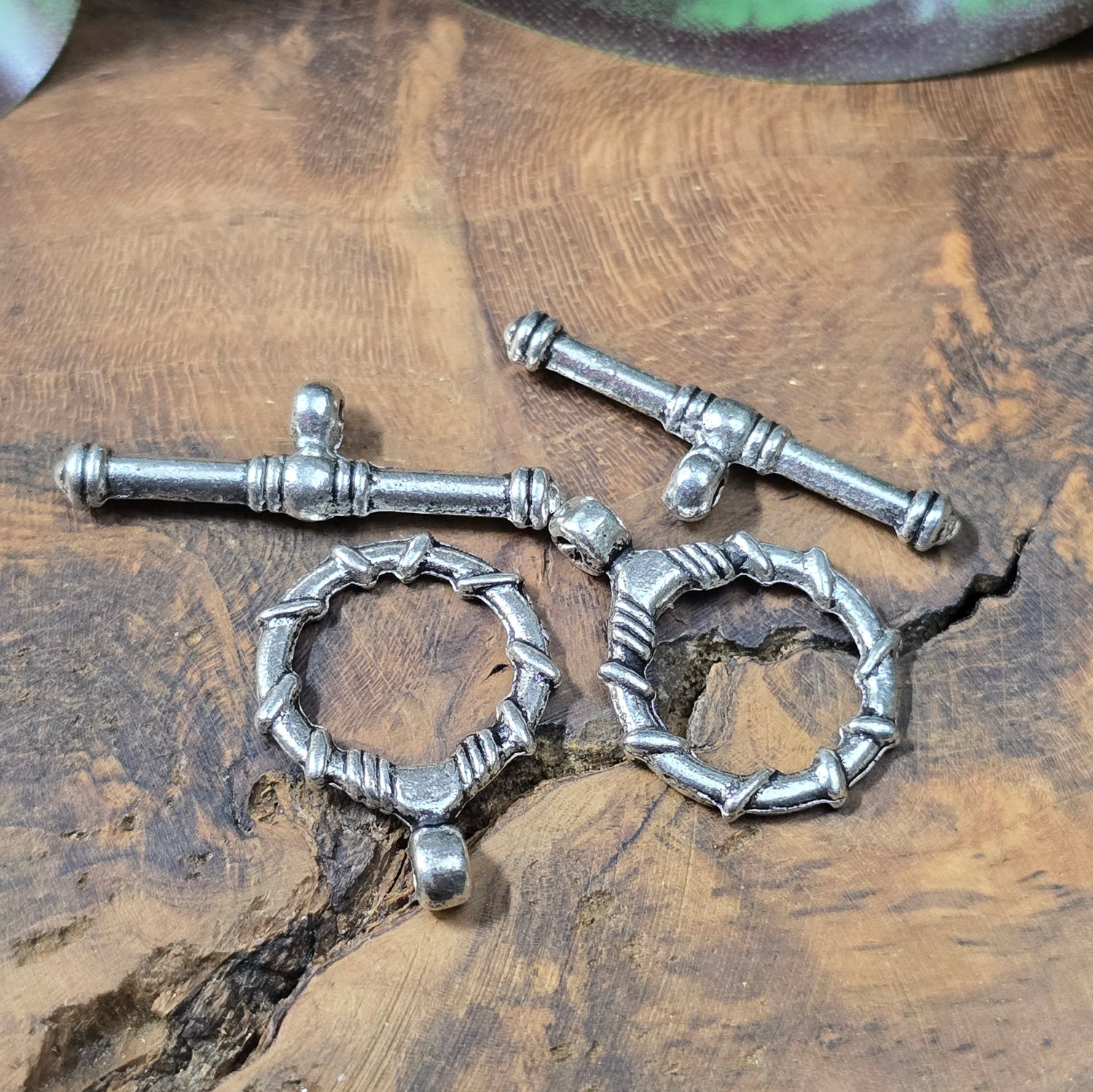 2x Knebelverschluss im antik silberfarbigen Design – perfekt für Ketten & Armbänder. Schmuckzubehör mit stilvollem Antikfinish.