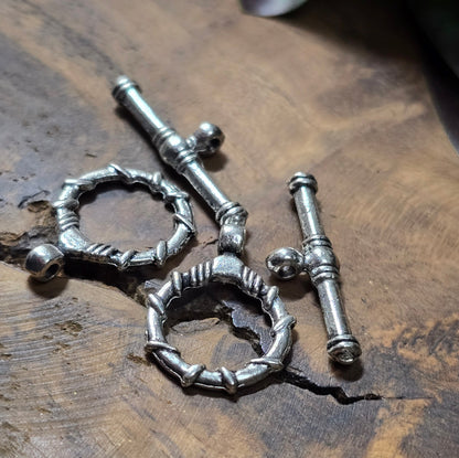 2x Knebelverschluss im antik silberfarbigen Design – perfekt für Ketten & Armbänder. Schmuckzubehör mit stilvollem Antikfinish.