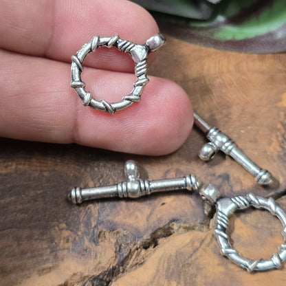 2x Knebelverschluss im antik silberfarbigen Design – perfekt für Ketten & Armbänder. Schmuckzubehör mit stilvollem Antikfinish.