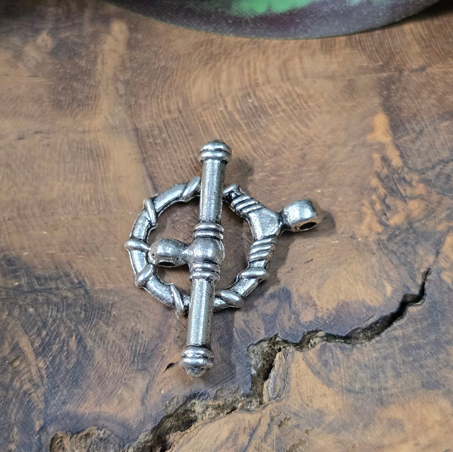 2x Knebelverschluss im antik silberfarbigen Design – perfekt für Ketten & Armbänder. Schmuckzubehör mit stilvollem Antikfinish.