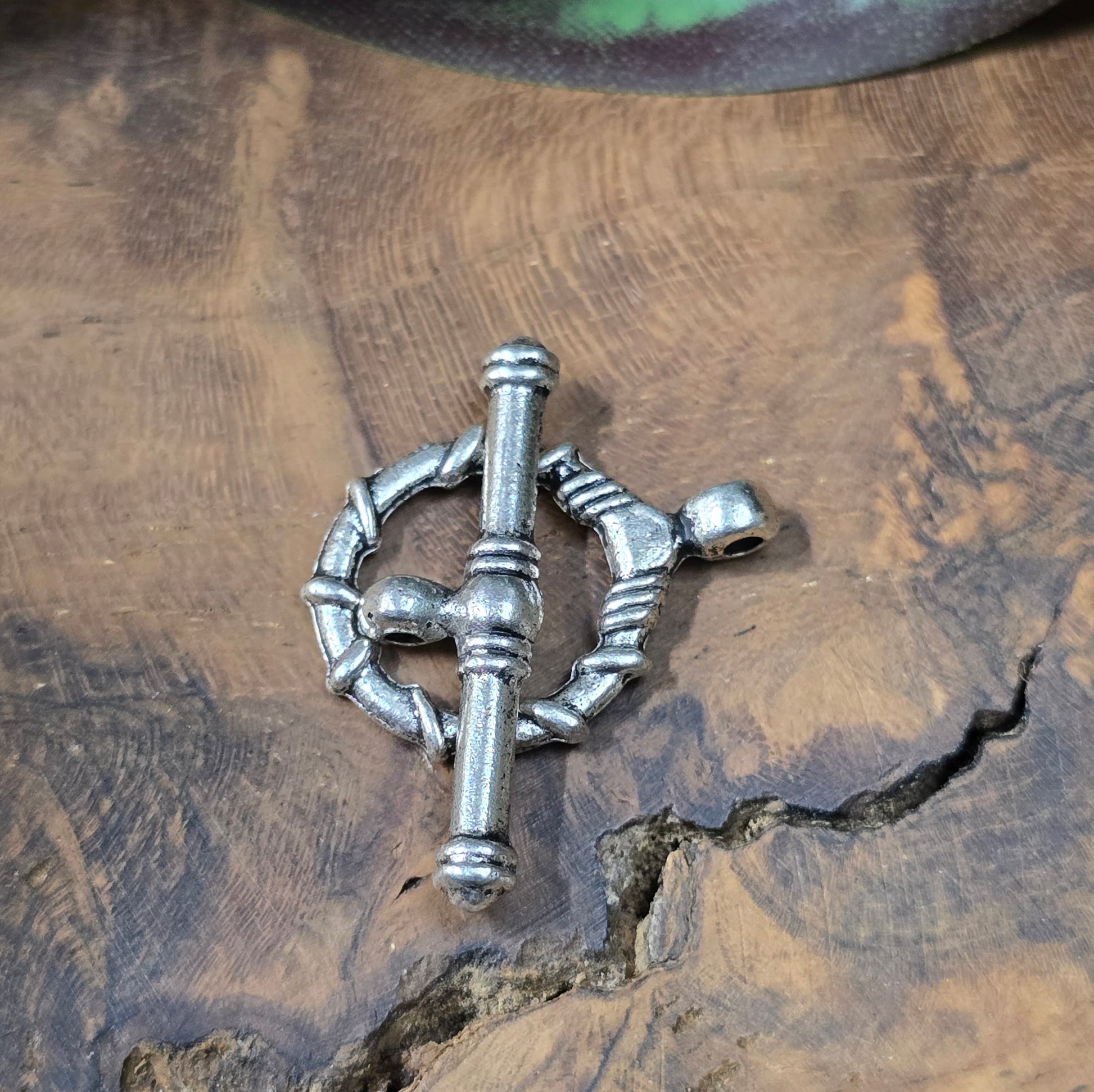 2x Knebelverschluss im antik silberfarbigen Design – perfekt für Ketten & Armbänder. Schmuckzubehör mit stilvollem Antikfinish.
