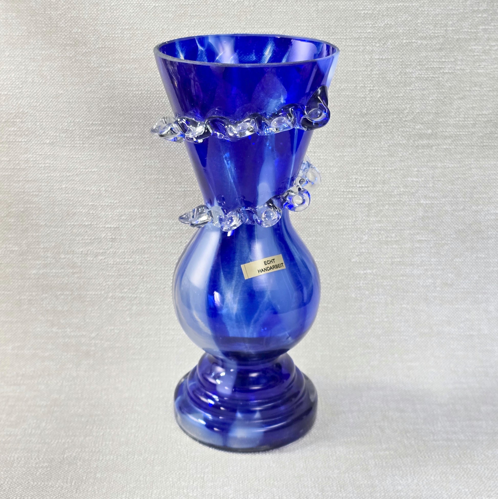 Handgeblasene kobaltblaue Vintage-Vase mit klarem Rigaree-Ring aus den 1970ern, polnisches Art-Glass, ca. 26 cm hoch, Mid-Century-Stil.