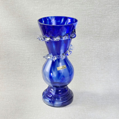 Handgeblasene kobaltblaue Vintage-Vase mit klarem Rigaree-Ring aus den 1970ern, polnisches Art-Glass, ca. 26 cm hoch, Mid-Century-Stil.