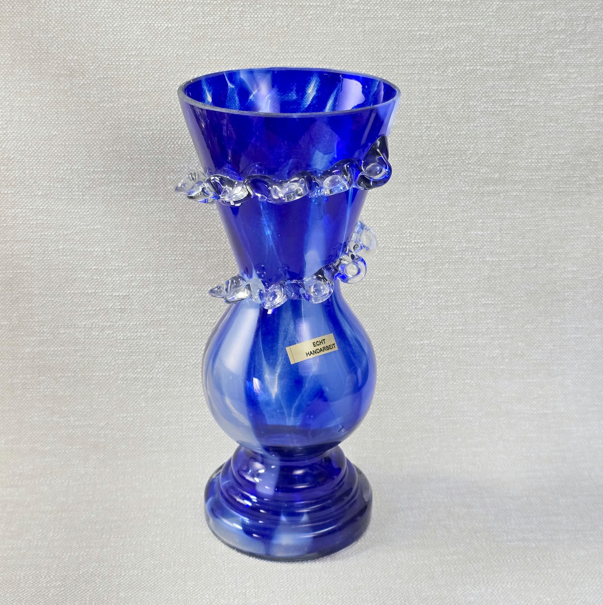 Handgeblasene kobaltblaue Vintage-Vase mit klarem Rigaree-Ring aus den 1970ern, polnisches Art-Glass, ca. 26 cm hoch, Mid-Century-Stil.