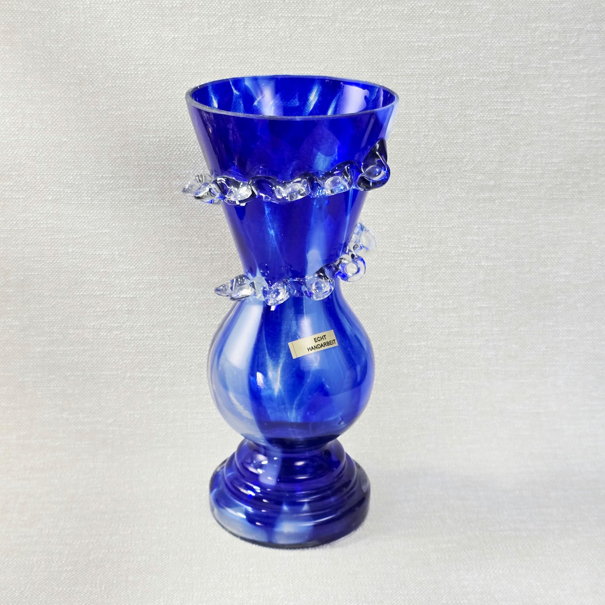Handgeblasene kobaltblaue Vintage-Vase mit klarem Rigaree-Ring aus den 1970ern, polnisches Art-Glass, ca. 26 cm hoch, Mid-Century-Stil.