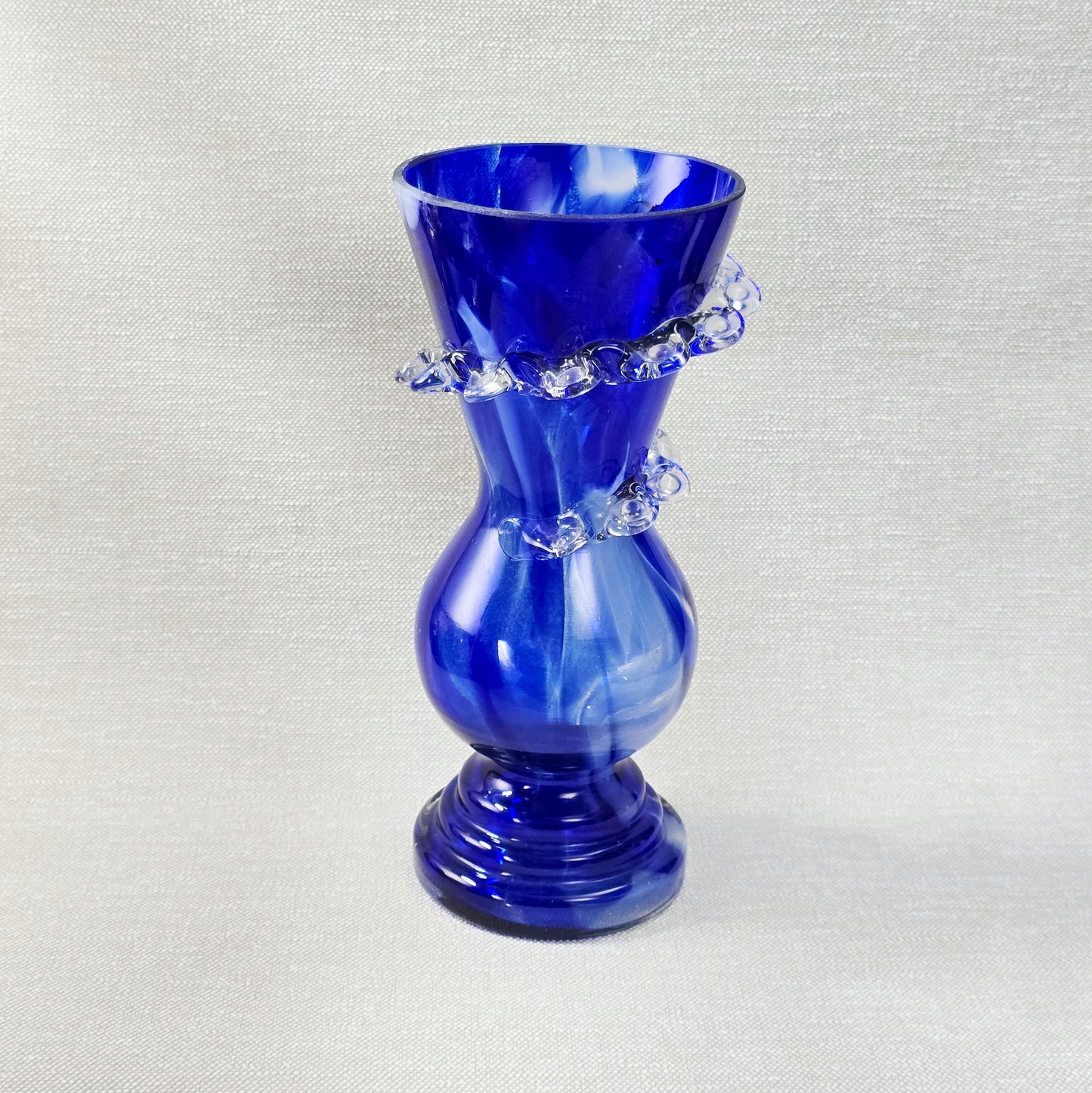 Handgeblasene kobaltblaue Vintage-Vase mit klarem Rigaree-Ring aus den 1970ern, polnisches Art-Glass, ca. 26 cm hoch, Mid-Century-Stil.