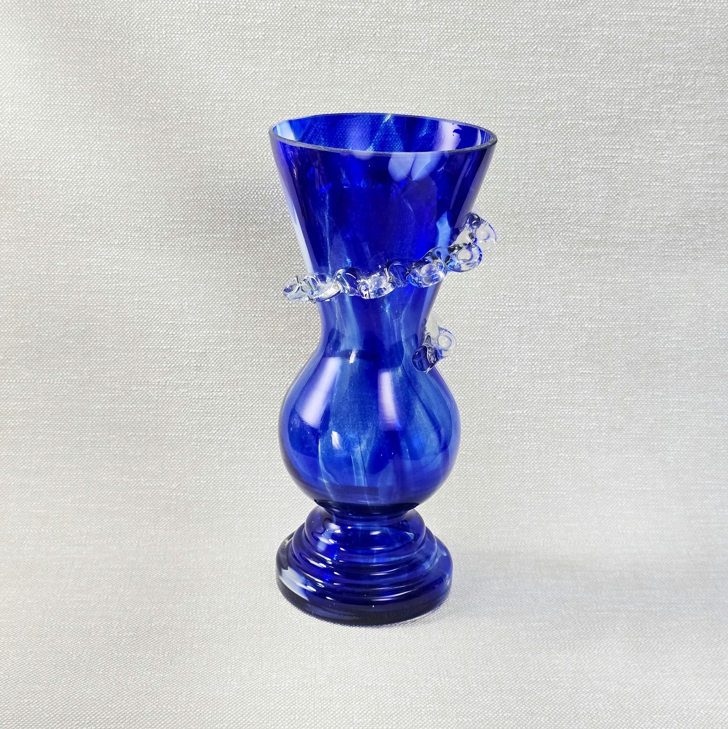 Handgeblasene kobaltblaue Vintage-Vase mit klarem Rigaree-Ring aus den 1970ern, polnisches Art-Glass, ca. 26 cm hoch, Mid-Century-Stil.