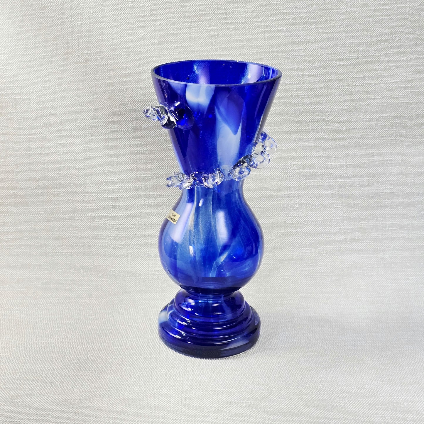 Handgeblasene kobaltblaue Vintage-Vase mit klarem Rigaree-Ring aus den 1970ern, polnisches Art-Glass, ca. 26 cm hoch, Mid-Century-Stil.