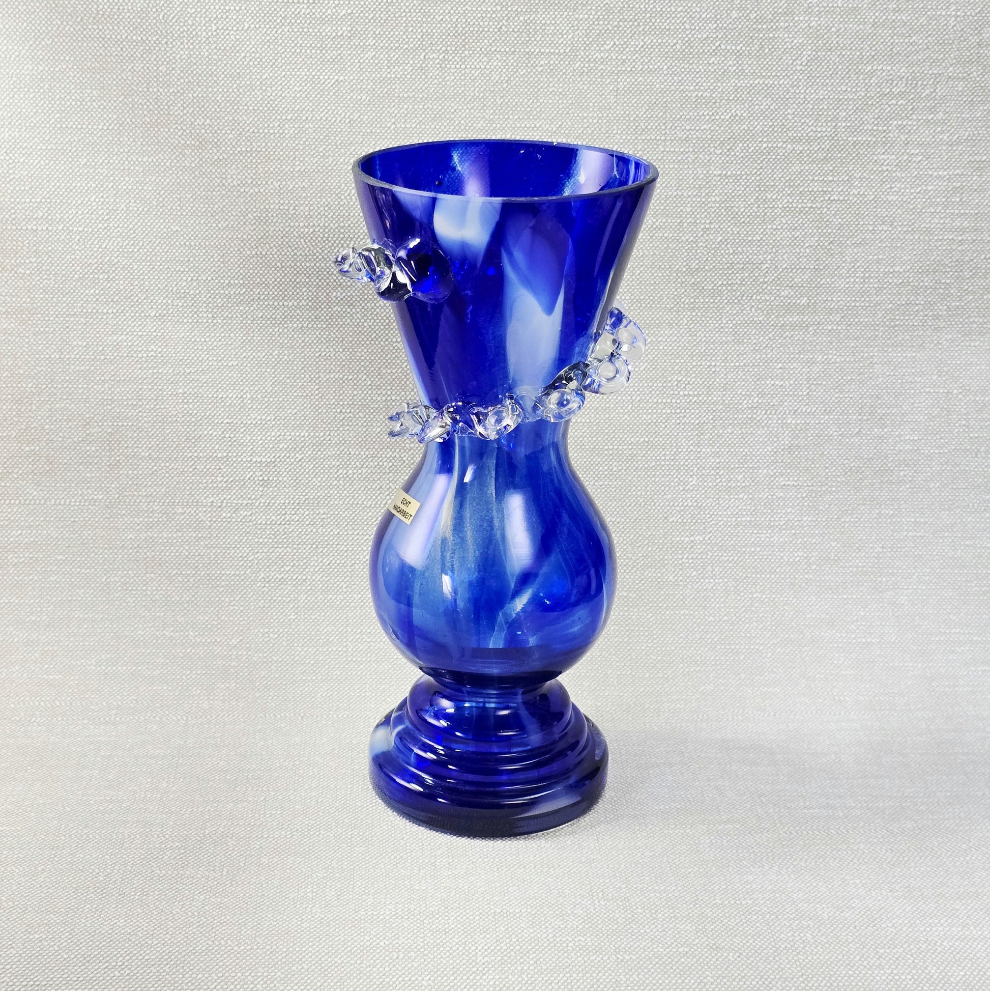 Handgeblasene kobaltblaue Vintage-Vase mit klarem Rigaree-Ring aus den 1970ern, polnisches Art-Glass, ca. 26 cm hoch, Mid-Century-Stil.
