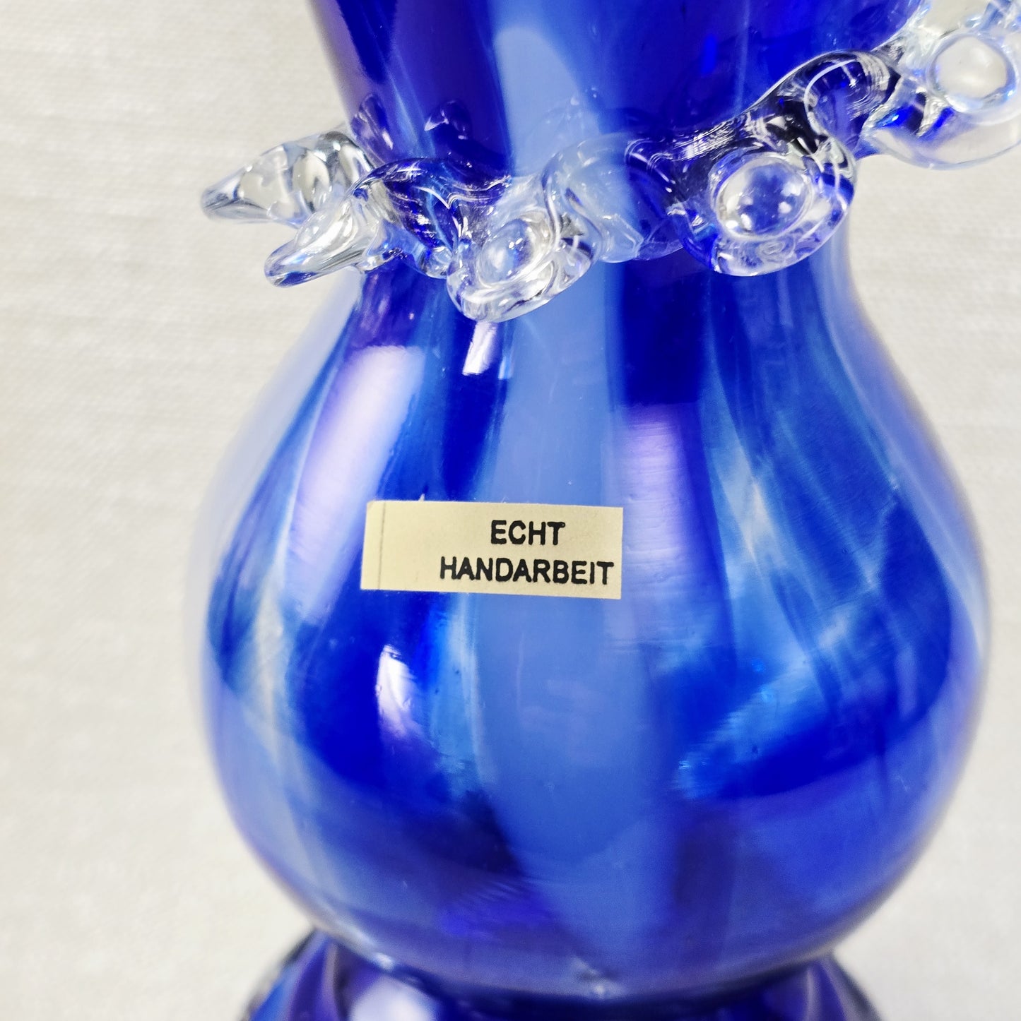 Handgeblasene kobaltblaue Vintage-Vase mit klarem Rigaree-Ring aus den 1970ern, polnisches Art-Glass, ca. 26 cm hoch, Mid-Century-Stil.