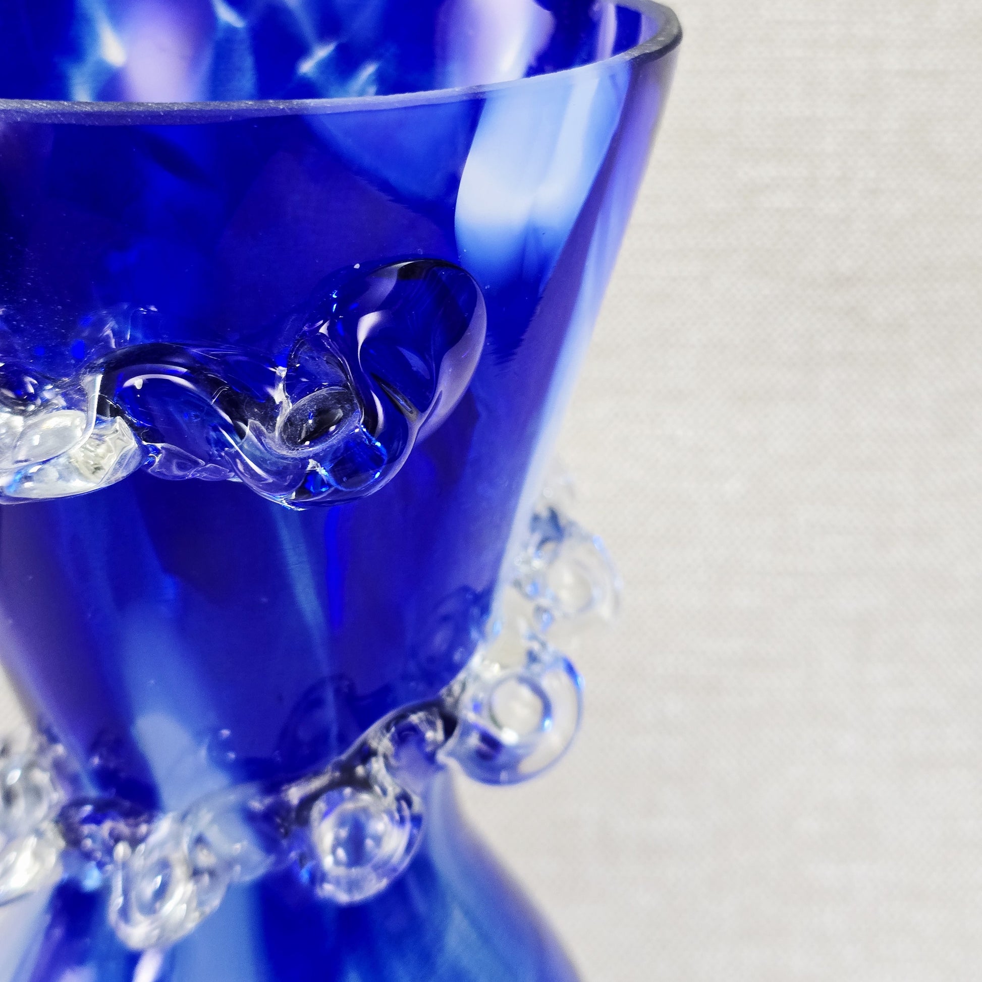 Handgeblasene kobaltblaue Vintage-Vase mit klarem Rigaree-Ring aus den 1970ern, polnisches Art-Glass, ca. 26 cm hoch, Mid-Century-Stil.