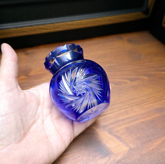 Kobaltblaue Mini-Vase aus böhmischem Kristallglas, handgeschliffen mit Schleuderstern & Wellenrand – ca. 1950. Stilvoll, charmant & dekorativ.
