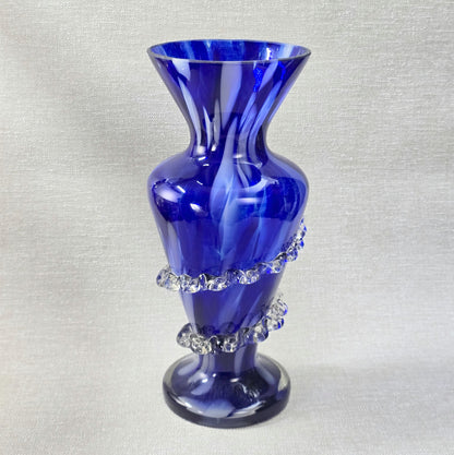 Kobaltblaue mundgeblasene Vase aus Polen mit Rigaree-Dekor, ca. 30 cm, polnisches Studioglas der 1970er Jahre, dekorative Vintage-Vase.