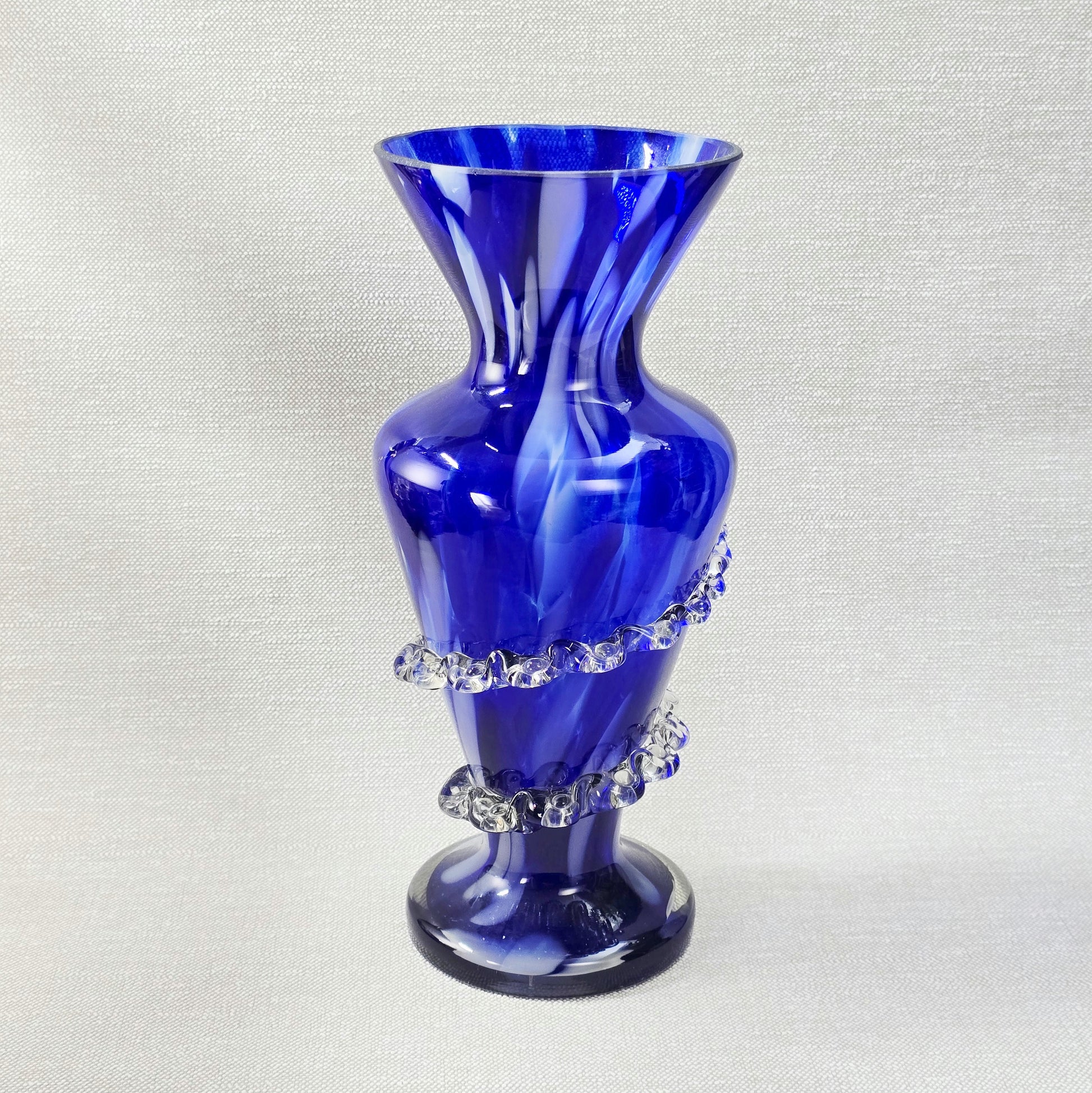 Kobaltblaue mundgeblasene Vase aus Polen mit Rigaree-Dekor, ca. 30 cm, polnisches Studioglas der 1970er Jahre, dekorative Vintage-Vase.