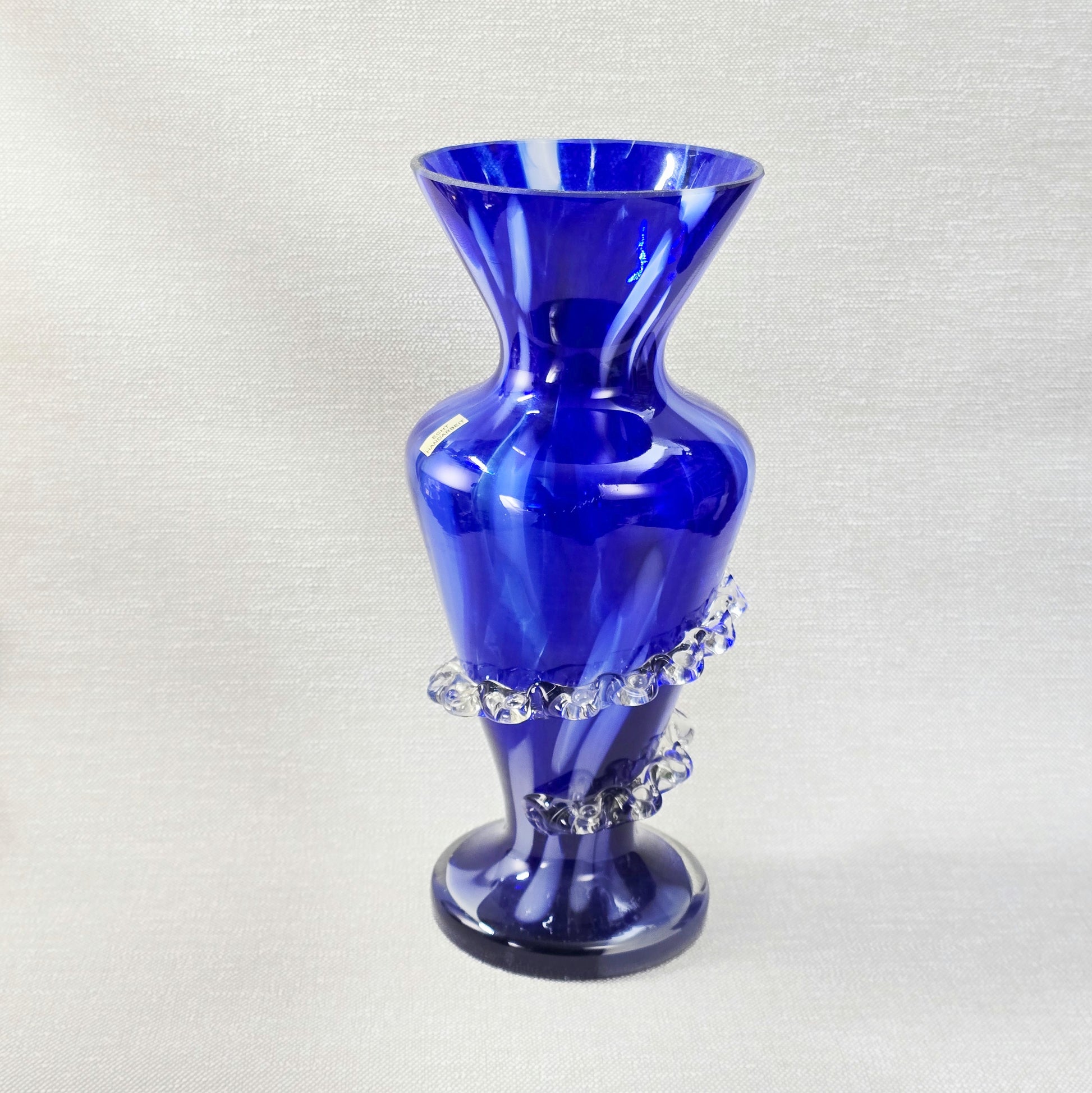 Kobaltblaue mundgeblasene Vase aus Polen mit Rigaree-Dekor, ca. 30 cm, polnisches Studioglas der 1970er Jahre, dekorative Vintage-Vase.