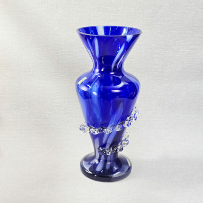 Kobaltblaue mundgeblasene Vase aus Polen mit Rigaree-Dekor, ca. 30 cm, polnisches Studioglas der 1970er Jahre, dekorative Vintage-Vase.