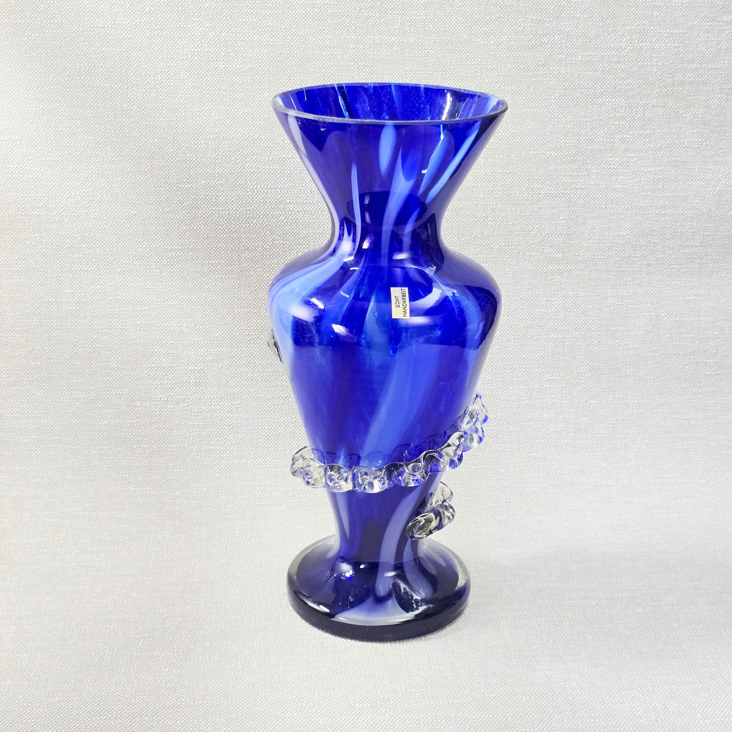 Kobaltblaue mundgeblasene Vase aus Polen mit Rigaree-Dekor, ca. 30 cm, polnisches Studioglas der 1970er Jahre, dekorative Vintage-Vase.