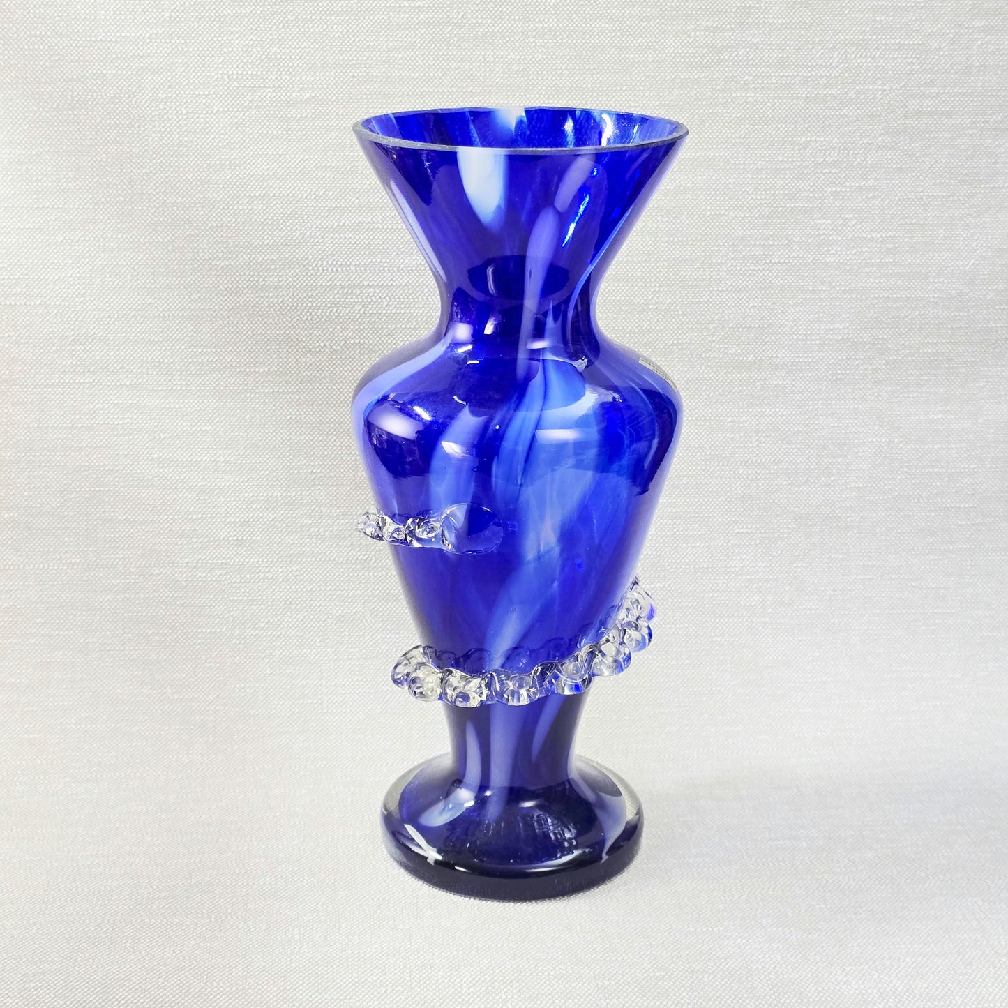 Kobaltblaue mundgeblasene Vase aus Polen mit Rigaree-Dekor, ca. 30 cm, polnisches Studioglas der 1970er Jahre, dekorative Vintage-Vase.