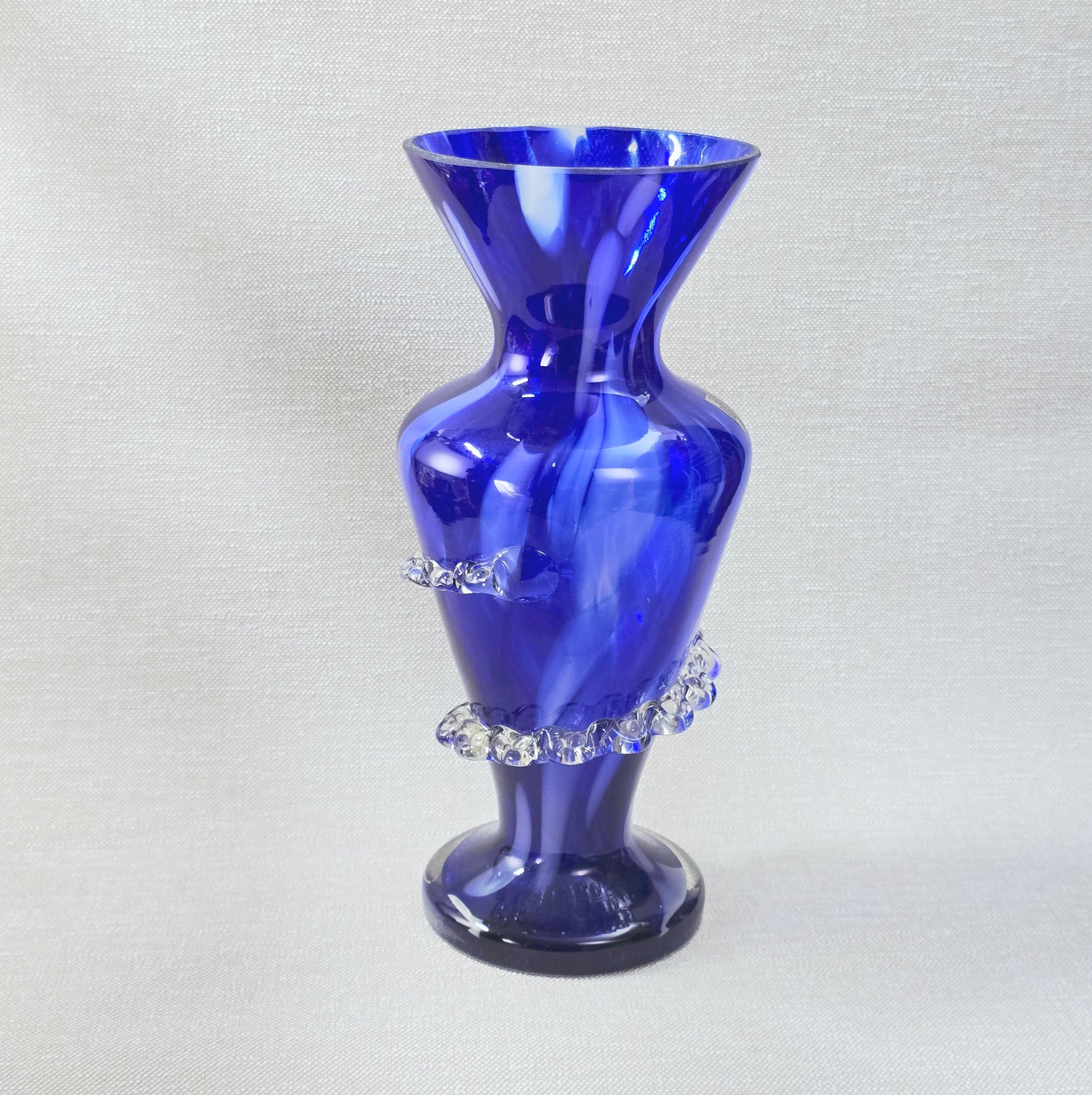 Kobaltblaue mundgeblasene Vase aus Polen mit Rigaree-Dekor, ca. 30 cm, polnisches Studioglas der 1970er Jahre, dekorative Vintage-Vase.