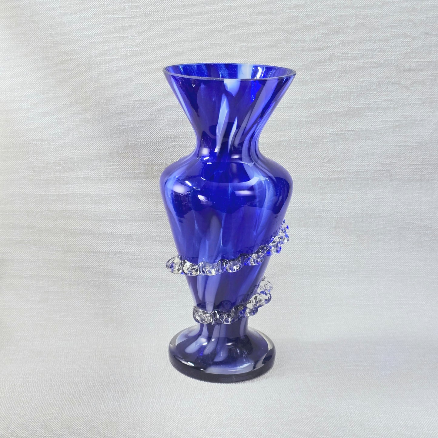 Kobaltblaue mundgeblasene Vase aus Polen mit Rigaree-Dekor, ca. 30 cm, polnisches Studioglas der 1970er Jahre, dekorative Vintage-Vase.