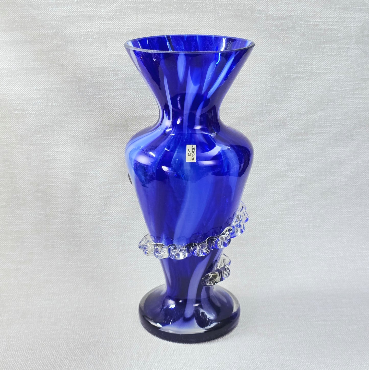 Kobaltblaue mundgeblasene Vase aus Polen mit Rigaree-Dekor, ca. 30 cm, polnisches Studioglas der 1970er Jahre, dekorative Vintage-Vase.