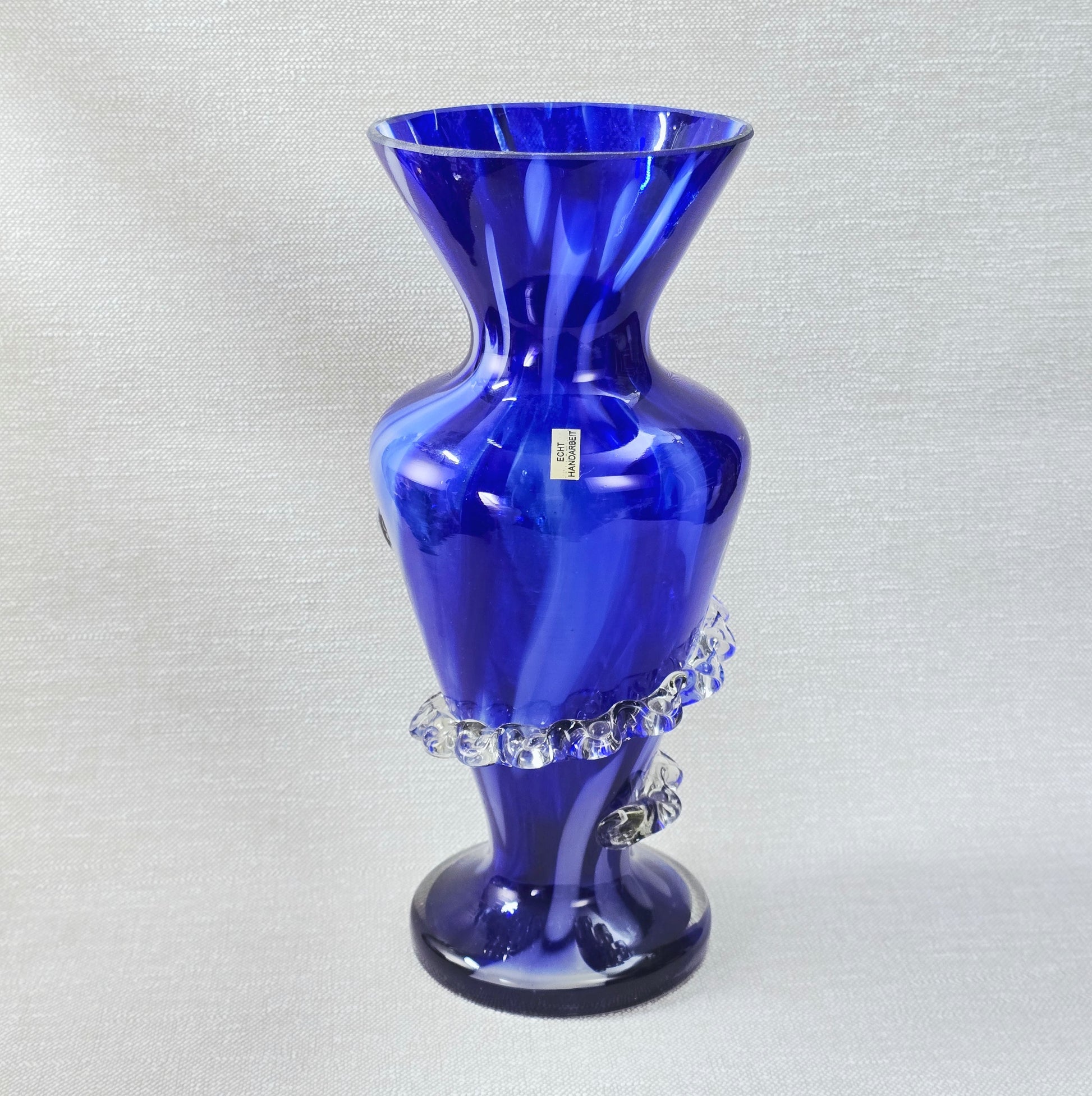 Kobaltblaue mundgeblasene Vase aus Polen mit Rigaree-Dekor, ca. 30 cm, polnisches Studioglas der 1970er Jahre, dekorative Vintage-Vase.