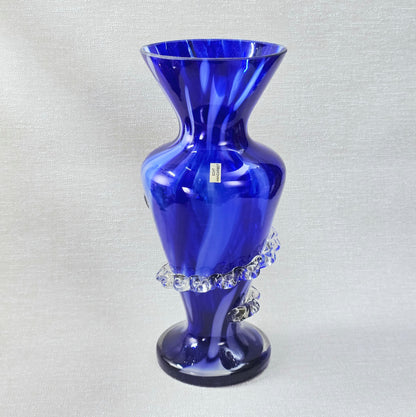 Kobaltblaue mundgeblasene Vase aus Polen mit Rigaree-Dekor, ca. 30 cm, polnisches Studioglas der 1970er Jahre, dekorative Vintage-Vase.