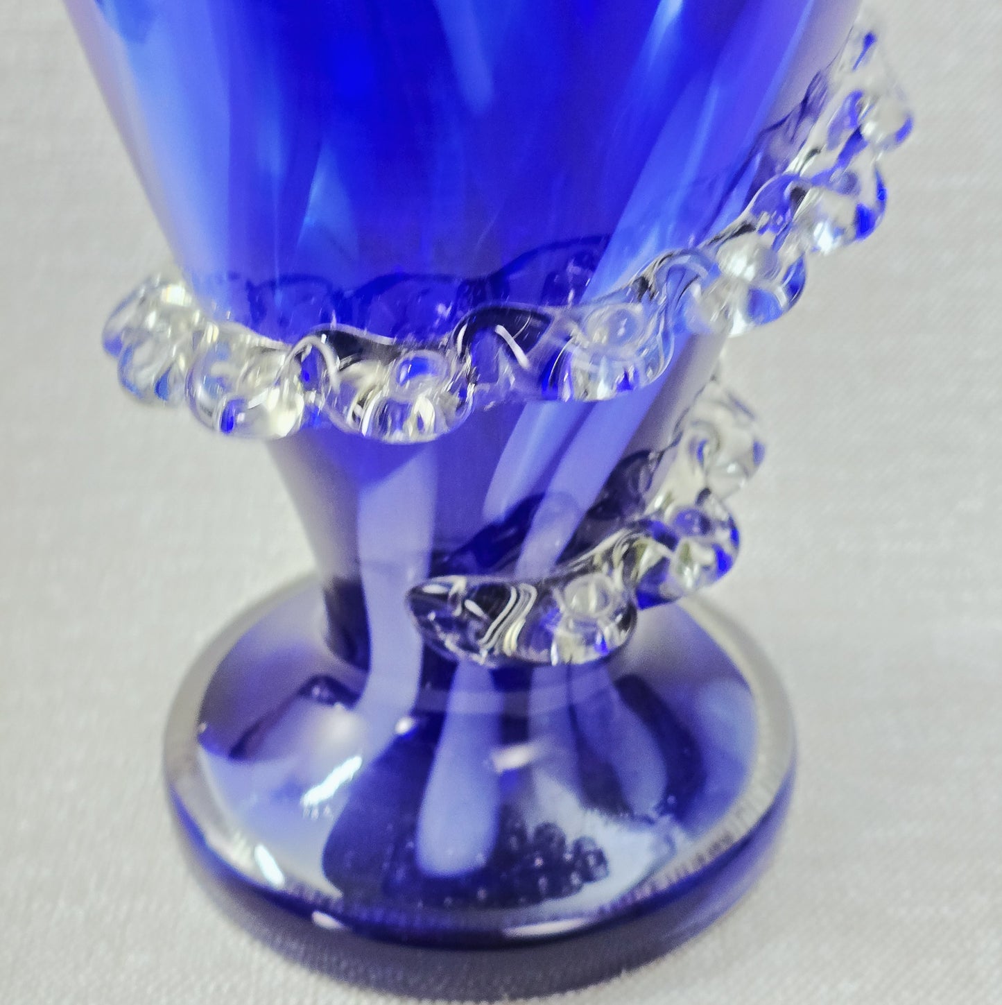 Kobaltblaue mundgeblasene Vase aus Polen mit Rigaree-Dekor, ca. 30 cm, polnisches Studioglas der 1970er Jahre, dekorative Vintage-Vase.