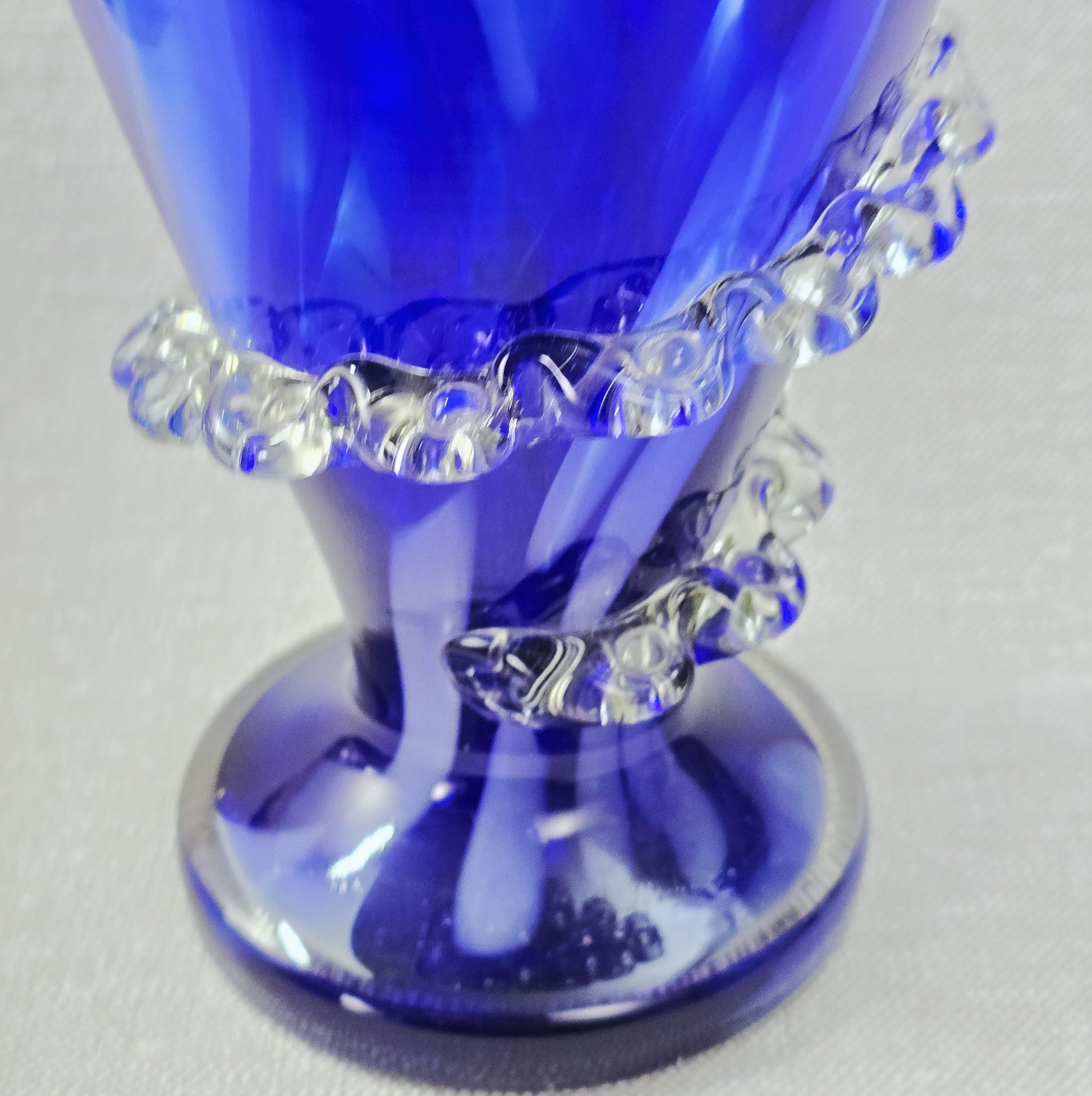 Kobaltblaue mundgeblasene Vase aus Polen mit Rigaree-Dekor, ca. 30 cm, polnisches Studioglas der 1970er Jahre, dekorative Vintage-Vase.