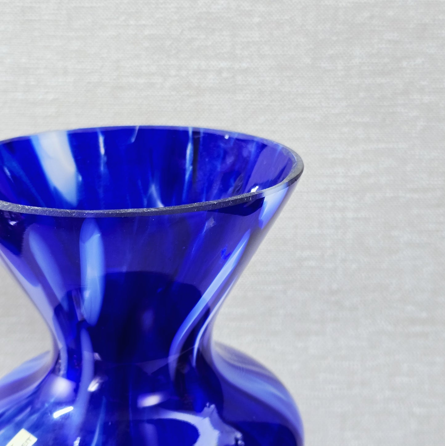 Kobaltblaue mundgeblasene Vase aus Polen mit Rigaree-Dekor, ca. 30 cm, polnisches Studioglas der 1970er Jahre, dekorative Vintage-Vase.