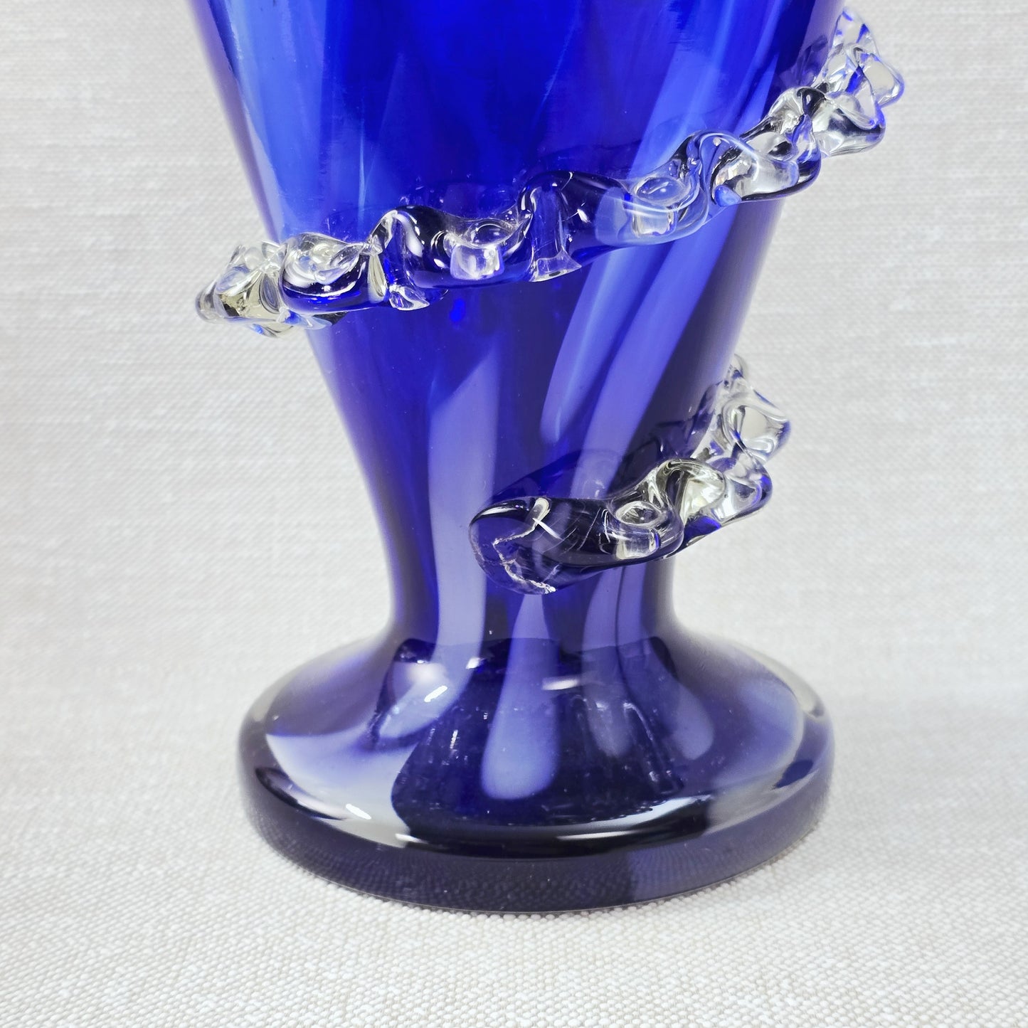 Kobaltblaue mundgeblasene Vase aus Polen mit Rigaree-Dekor, ca. 30 cm, polnisches Studioglas der 1970er Jahre, dekorative Vintage-Vase.