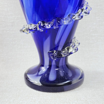 Kobaltblaue mundgeblasene Vase aus Polen mit Rigaree-Dekor, ca. 30 cm, polnisches Studioglas der 1970er Jahre, dekorative Vintage-Vase.