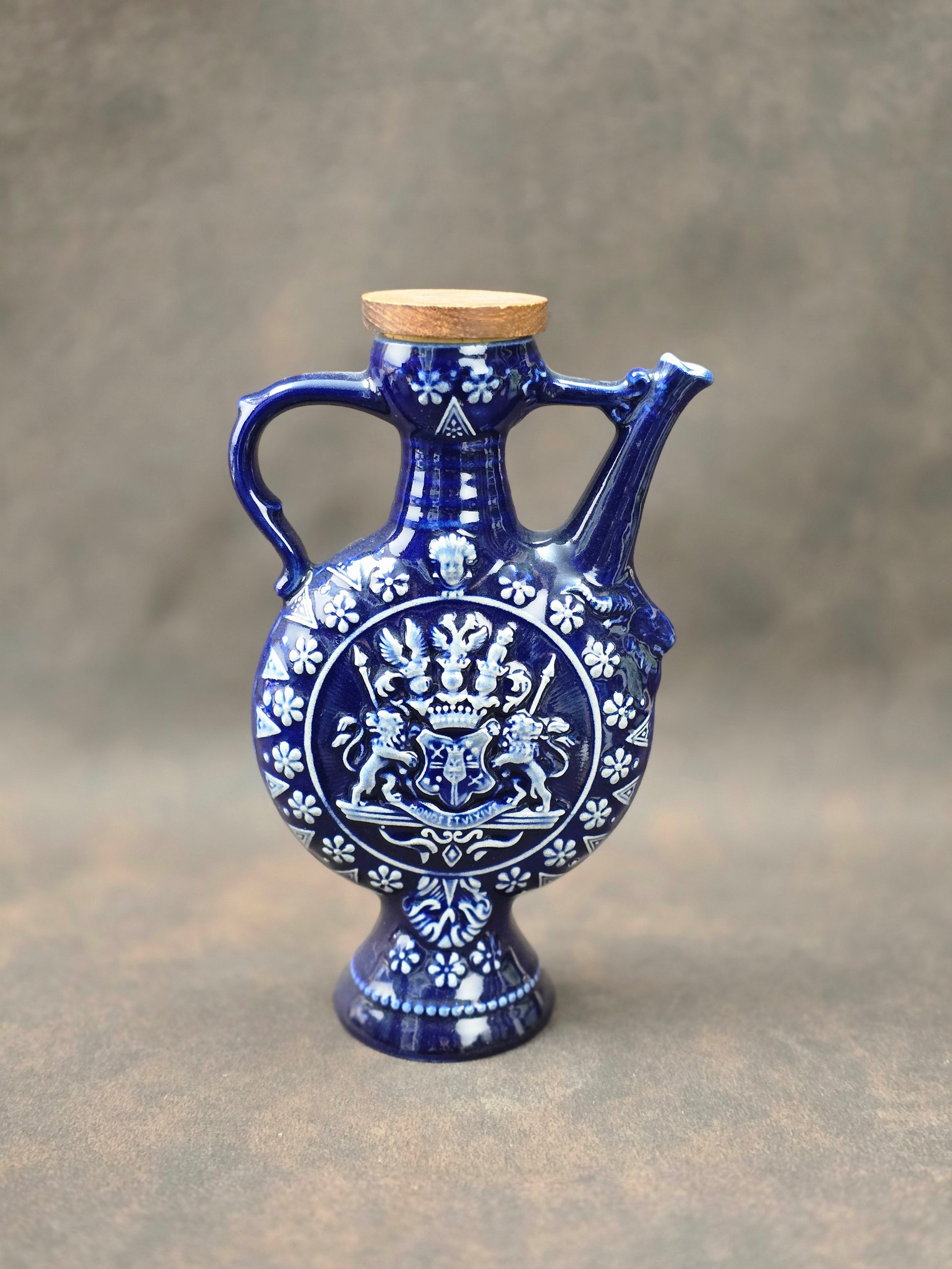 Dekorativer Vintage-Zierkrug aus kobaltblauem Steinzeug von Marzi & Remy mit Wappenrelief, Ausgießer und Korkstopfen, deutsche Keramik der 1950er Jahre.