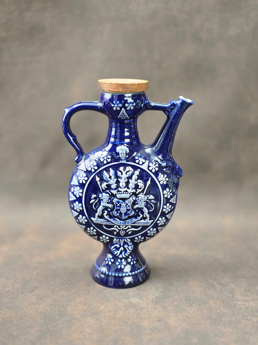 Dekorativer Vintage-Zierkrug aus kobaltblauem Steinzeug von Marzi & Remy mit Wappenrelief, Ausgießer und Korkstopfen, deutsche Keramik der 1950er Jahre.