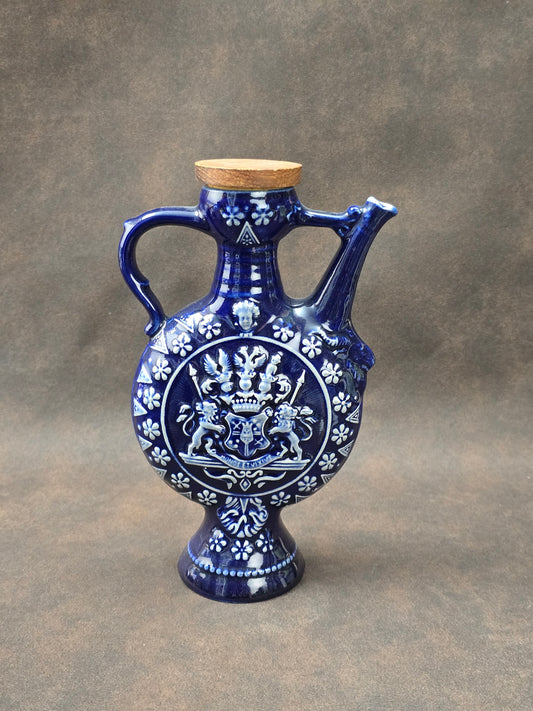 Dekorativer Vintage-Zierkrug aus kobaltblauem Steinzeug von Marzi & Remy mit Wappenrelief, Ausgießer und Korkstopfen, deutsche Keramik der 1950er Jahre.