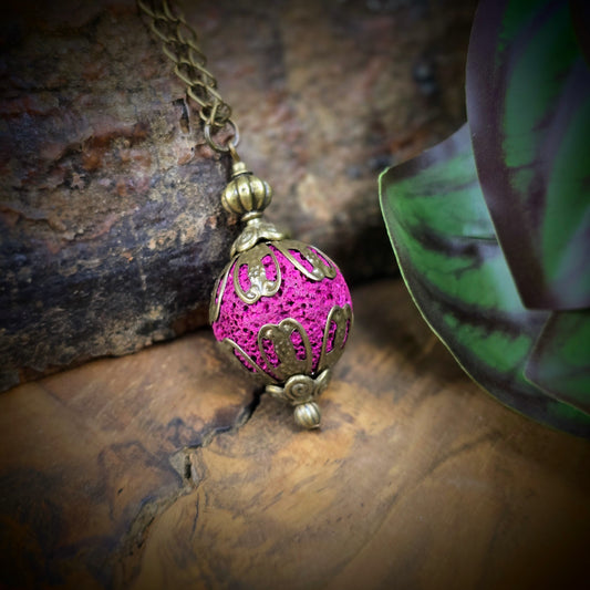 Lange Vintage Halskette (76cm) mit pinker Lavakugel (2cm) & bronzefarbenen Metallelementen. Handgefertigt, ohne Verschluss, einfach überziehbar. Leichter Vintage-Statement-Schmuck.