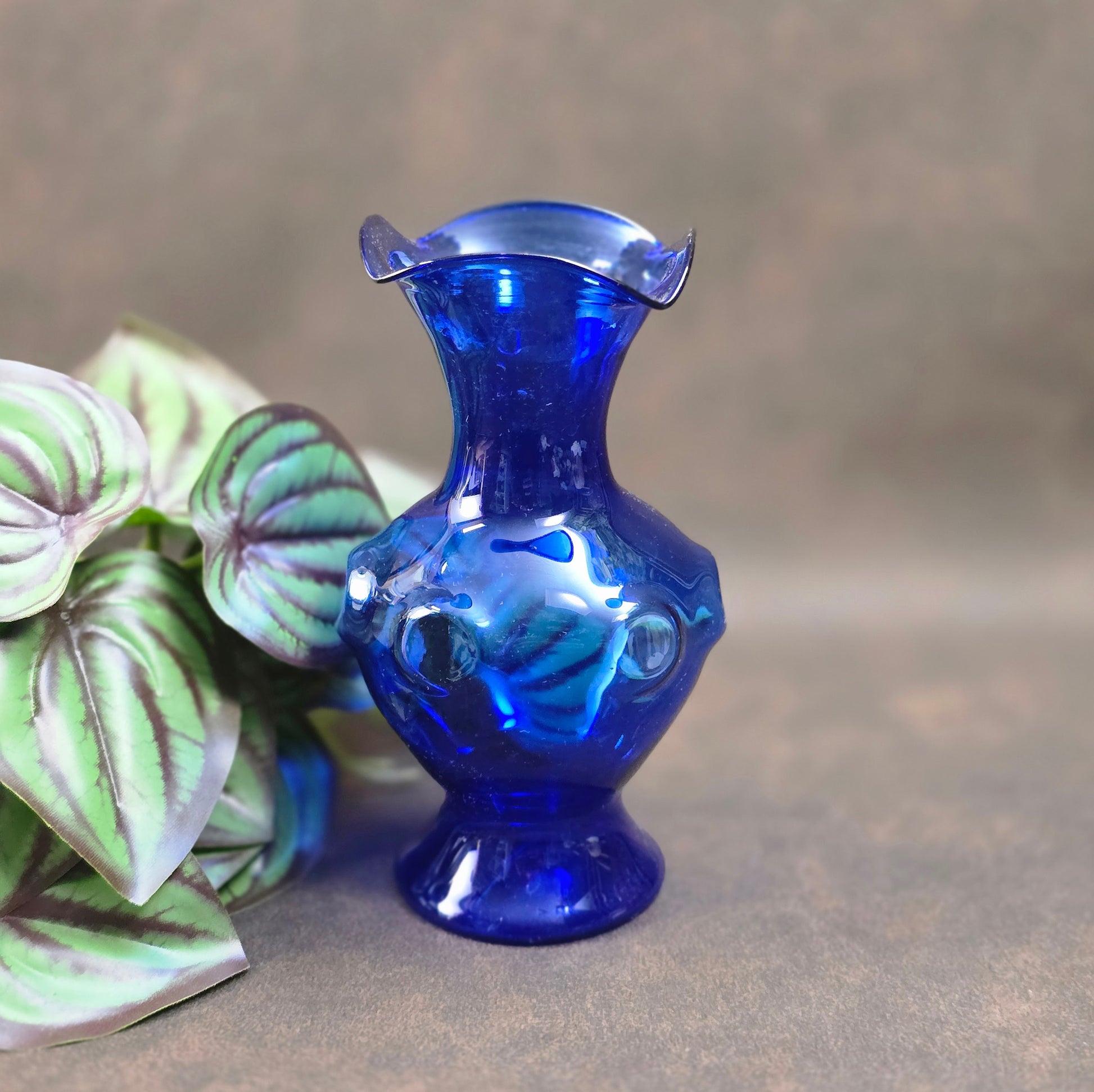 Kobaltblaue Lauscha Glasvase, 14 cm hoch, handgefertigt in den 1970er-Jahren, dekorative Vintage Blumenvase.