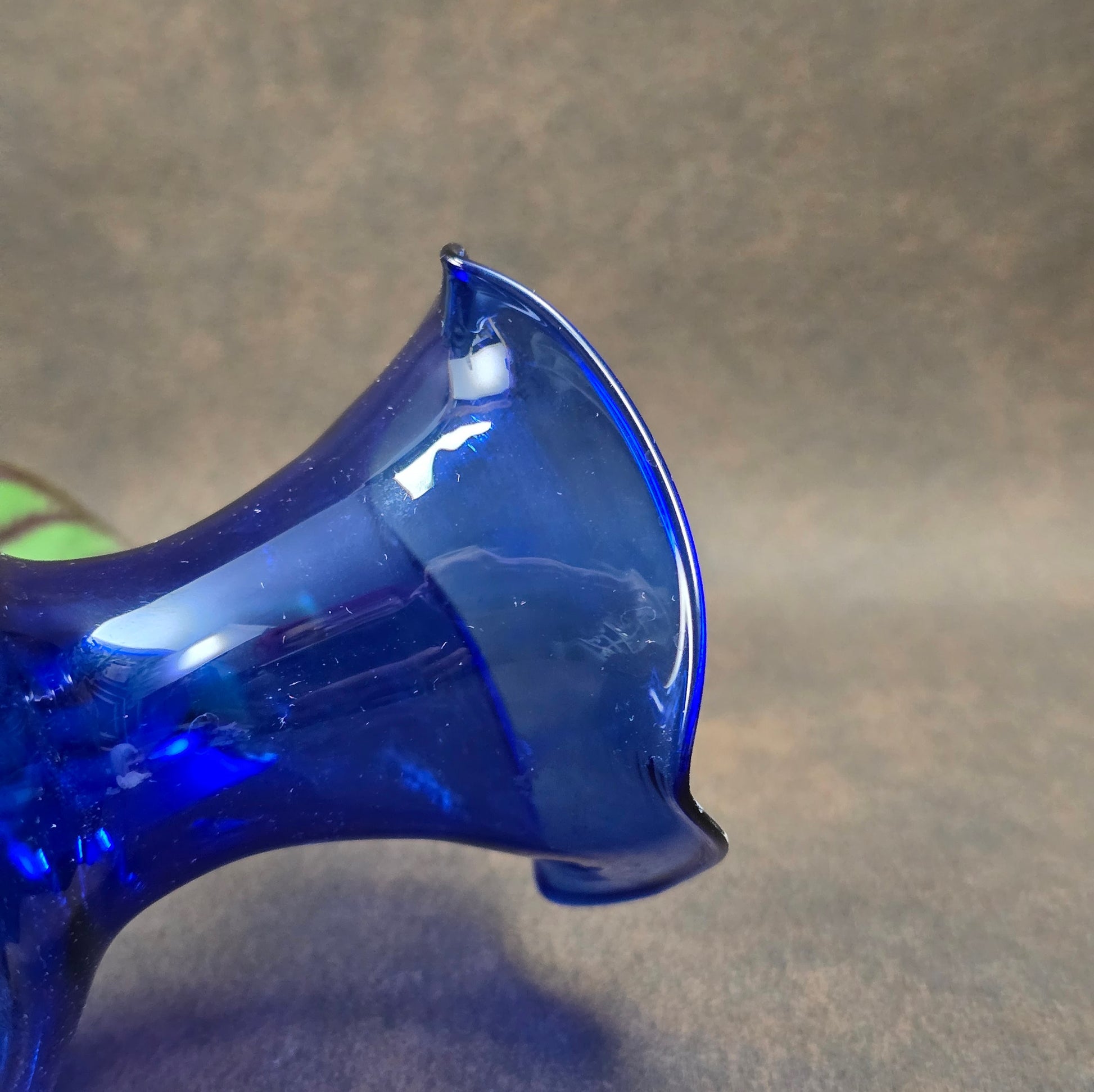 Kobaltblaue Lauscha Glasvase, 14 cm hoch, handgefertigt in den 1970er-Jahren, dekorative Vintage Blumenvase.
