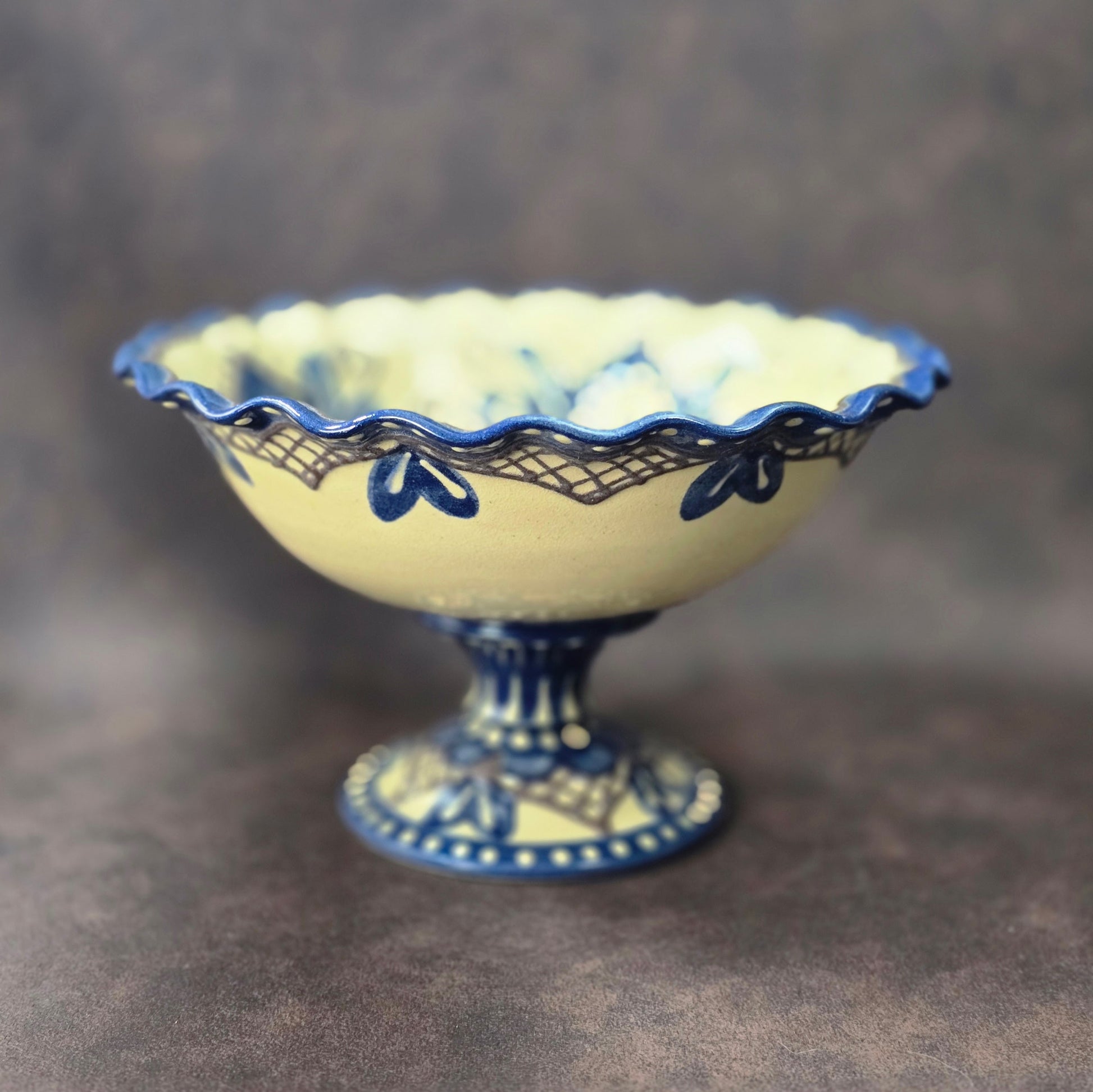 Handbemalte Vintage Fußschale Lausitzer Keramik, florales Kobaltblau-Dekor, 1970er DDR, dekorativ und sammelwürdig