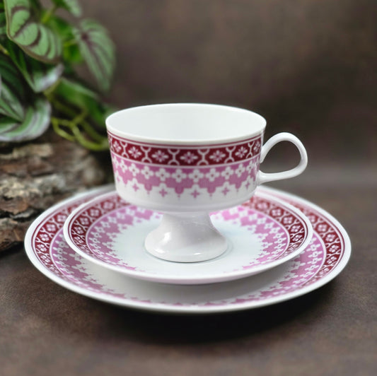 Vintage-Gedeck mit burgunderfarbenem Blumendekor von Lichte Porzellan – 1950er DDR-Design trifft Mid-Century-Folk-Stil. Sammlerqualität!
