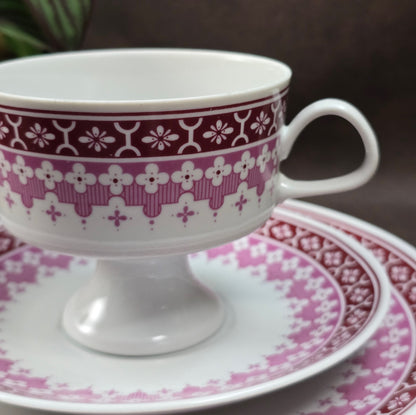 Vintage-Gedeck mit burgunderfarbenem Blumendekor von Lichte Porzellan – 1950er DDR-Design trifft Mid-Century-Folk-Stil. Sammlerqualität!