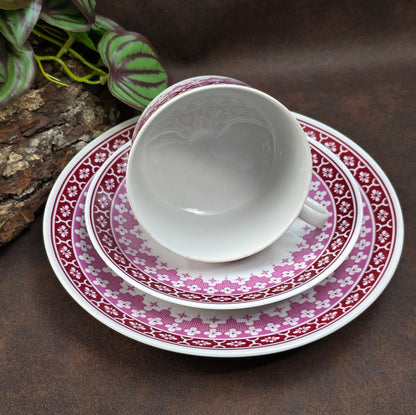 Vintage-Gedeck mit burgunderfarbenem Blumendekor von Lichte Porzellan – 1950er DDR-Design trifft Mid-Century-Folk-Stil. Sammlerqualität!
