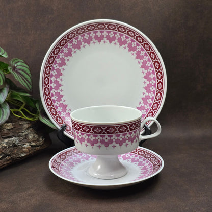 Vintage-Gedeck mit burgunderfarbenem Blumendekor von Lichte Porzellan – 1950er DDR-Design trifft Mid-Century-Folk-Stil. Sammlerqualität!