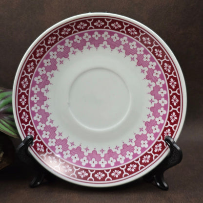 Vintage-Gedeck mit burgunderfarbenem Blumendekor von Lichte Porzellan – 1950er DDR-Design trifft Mid-Century-Folk-Stil. Sammlerqualität!