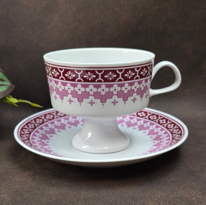 Vintage-Gedeck mit burgunderfarbenem Blumendekor von Lichte Porzellan – 1950er DDR-Design trifft Mid-Century-Folk-Stil. Sammlerqualität!
