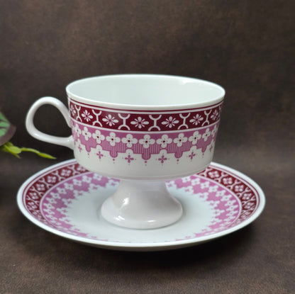 Vintage-Gedeck mit burgunderfarbenem Blumendekor von Lichte Porzellan – 1950er DDR-Design trifft Mid-Century-Folk-Stil. Sammlerqualität!