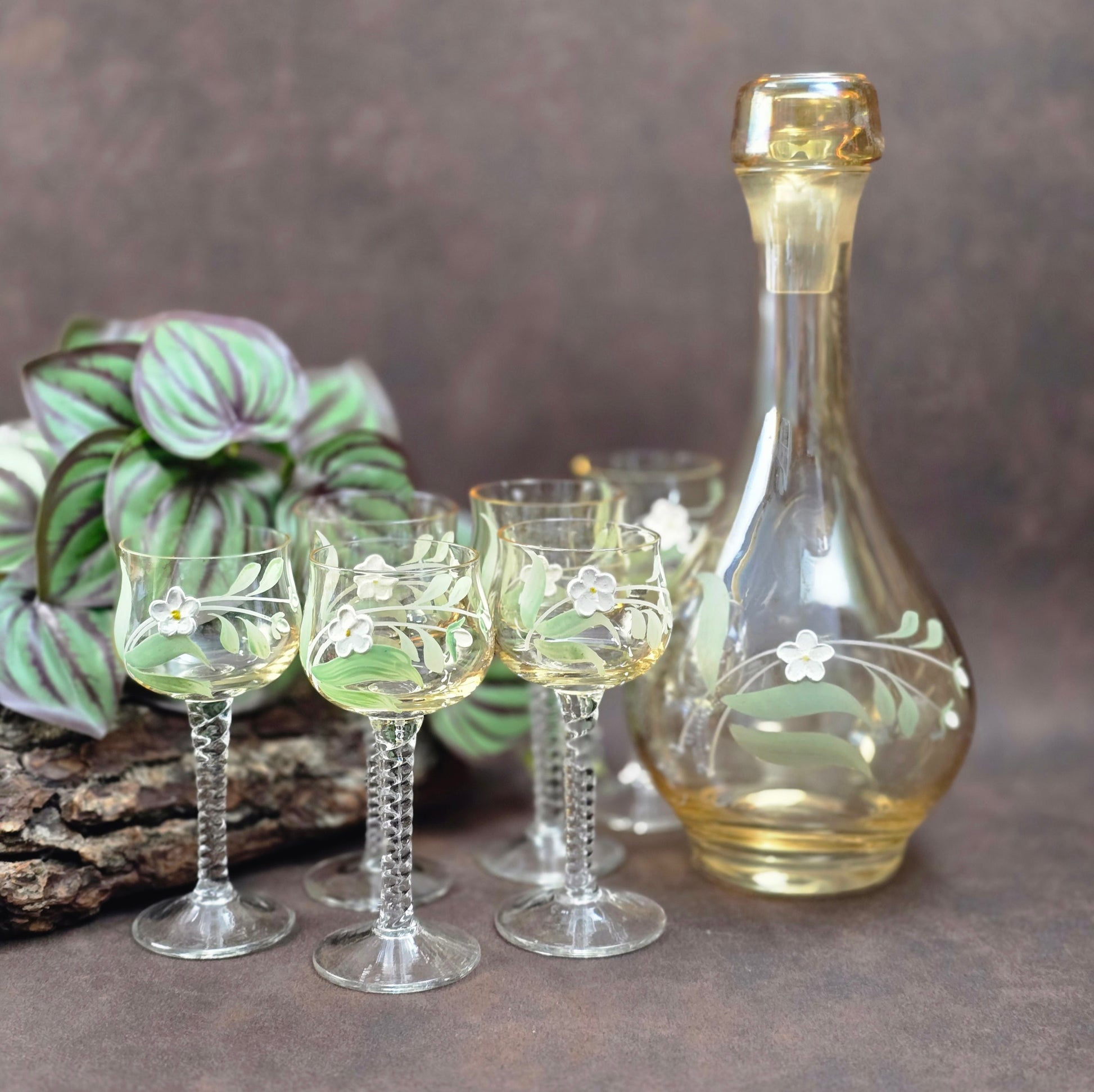 Exklusives Likörset mit Karaffe & 6 mundgeblasenen Gläsern aus Böhmen, 1950er/60er. Jedes Glas ein Unikat – perfekt für Sammler:innen & Vintageliebhaber:innen!