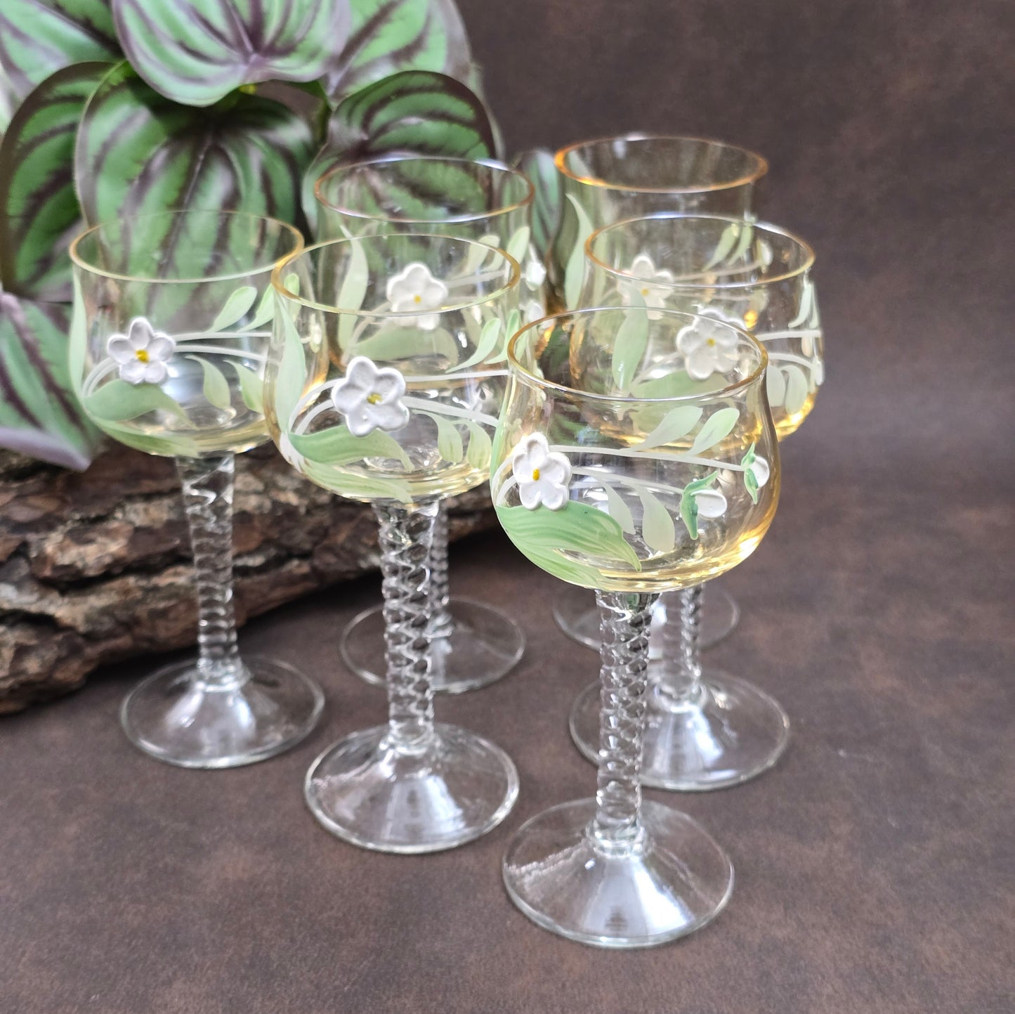Exklusives Likörset mit Karaffe & 6 mundgeblasenen Gläsern aus Böhmen, 1950er/60er. Jedes Glas ein Unikat – perfekt für Sammler:innen & Vintageliebhaber:innen!