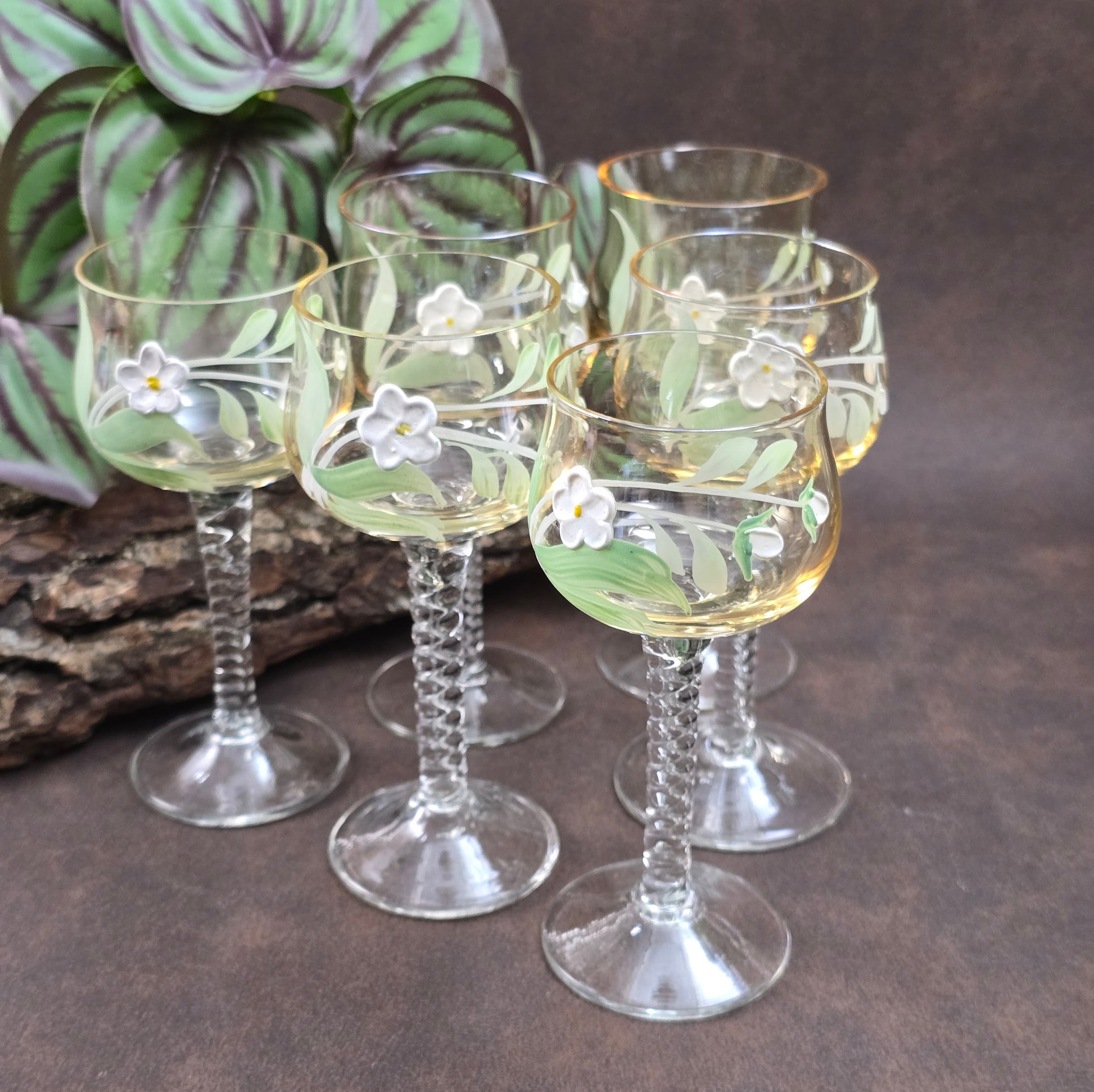 Exklusives Likörset mit Karaffe & 6 mundgeblasenen Gläsern aus Böhmen, 1950er/60er. Jedes Glas ein Unikat – perfekt für Sammler:innen & Vintageliebhaber:innen!
